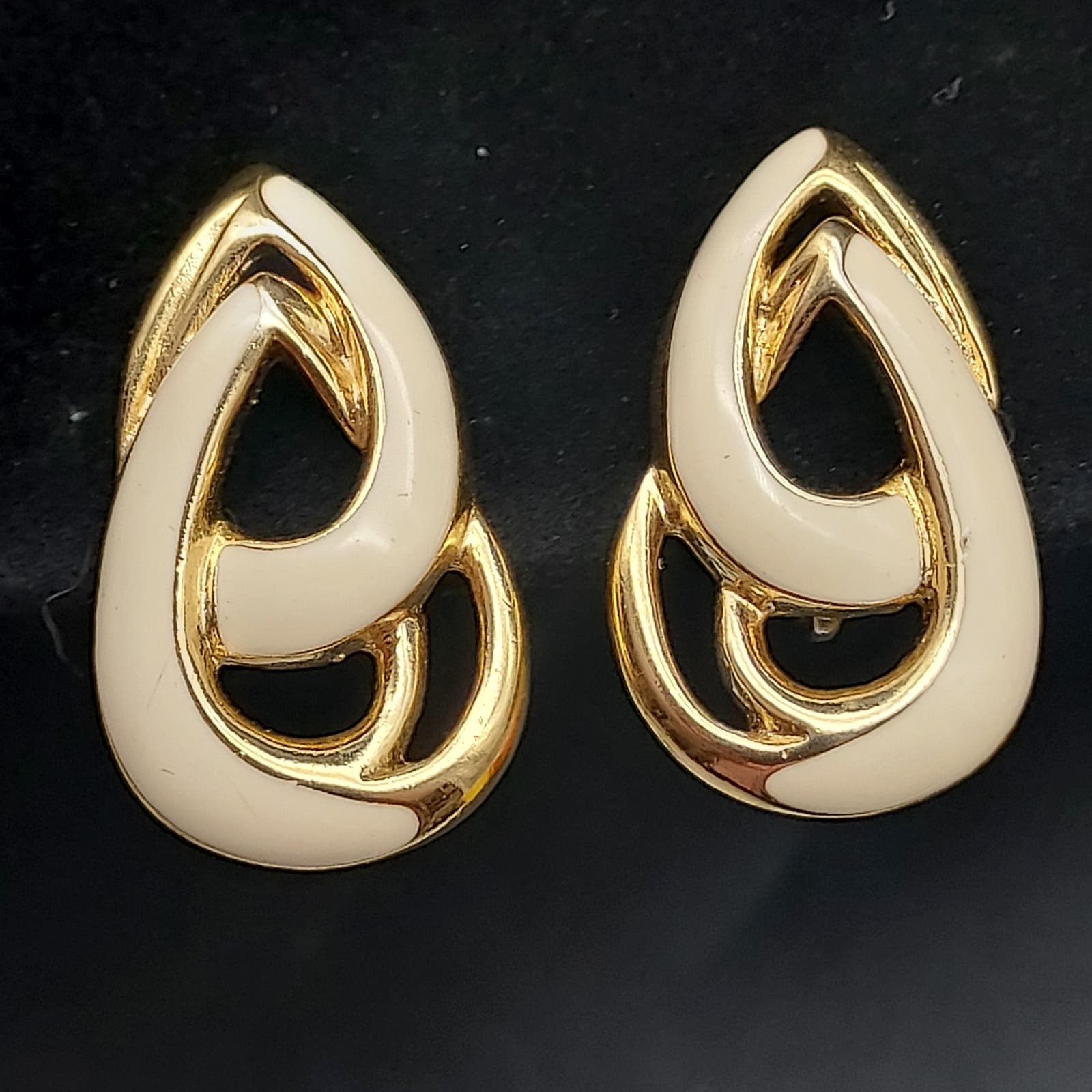 Trifari Gold Tone Cream Enamel Clip On Earrings Vintage Costume Jewelry 15$